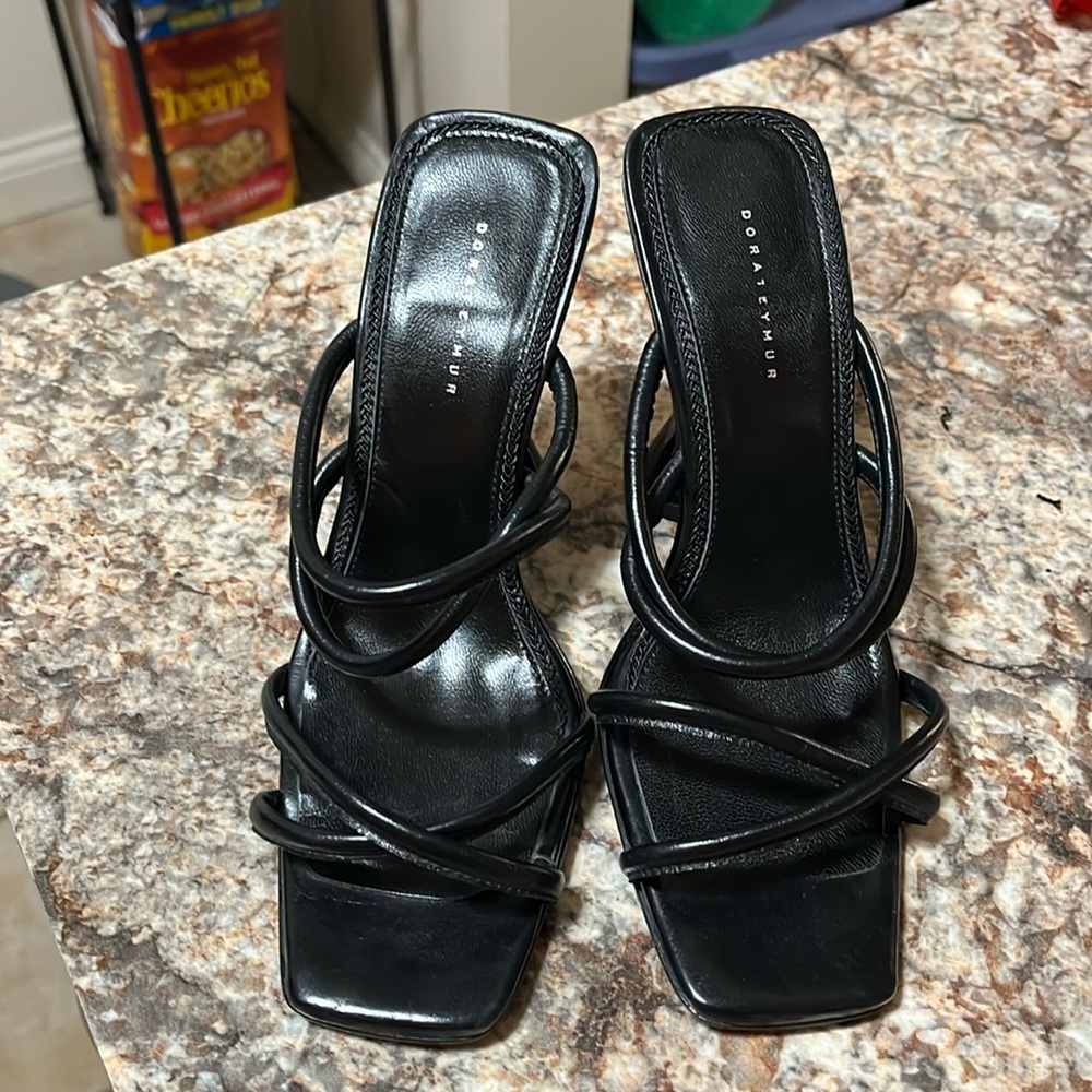 Dorateymur “stainless” sandal